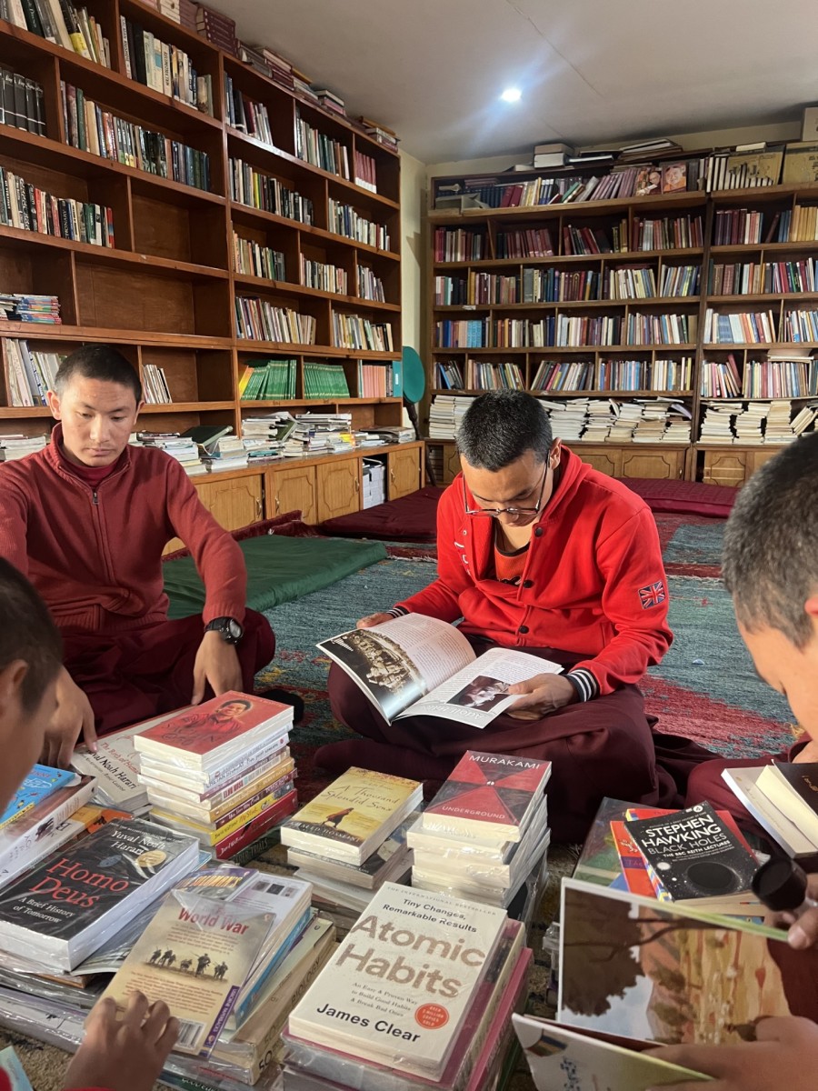 monaci nella biblioteca della Sakya Tharig Monastic School a Boudhanath