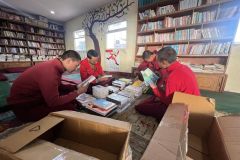 i monaci sfogliano-i-nuovi-libri-della-biblioteca