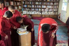 giovani monaci-curiosi di vedere-i-nuovi-libri