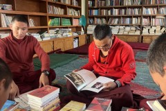 monaci nella biblioteca della Sakya Tharig Monastic School a Boudhanath