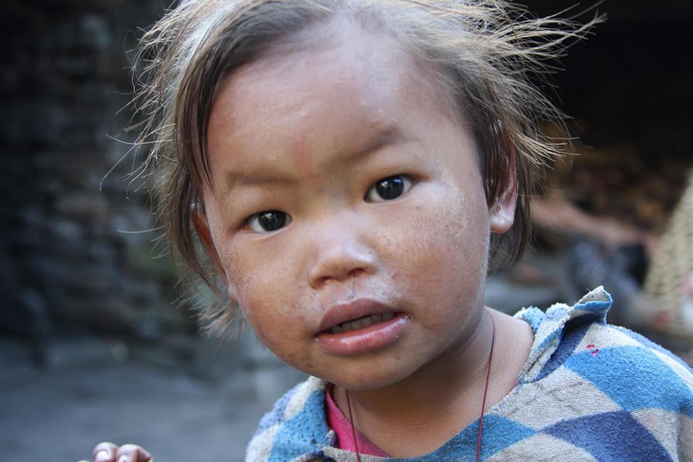 Bambina curiosa CiaoNamastè Nepal