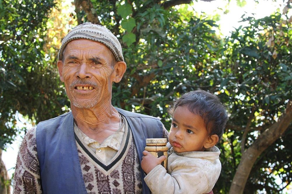 Bambino in braccio CiaoNamastè Nepal