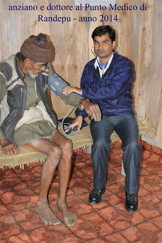 Punto medico Randepu Dottore e paziente CiaoNamastè Nepal