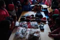 Guanti, berretto e calzini per gli alunni di Sanga Sangai