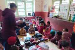 Distribuzione di guanti, berretto e calzini per gli alunni di Sanga Sangai
